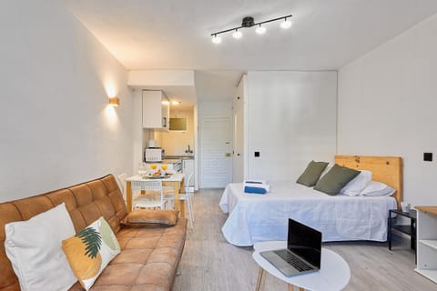 Bed, TV and multimedia, Kitchen or kitchenette, Living room, Photo of the whole room, Dining area, Bedroom