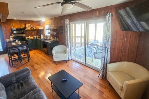 Boat Launch and Screened Porch Warsaw Cabin Retreat Cabin in Lake of the Ozarks