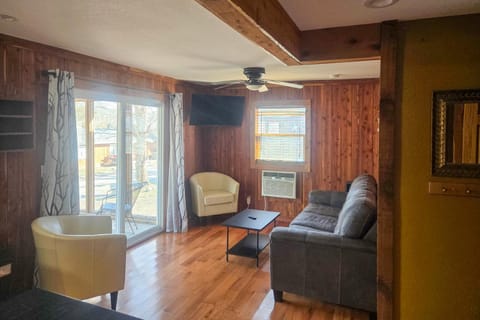 Boat Launch and Screened Porch Warsaw Cabin Retreat Cabin in Lake of the Ozarks