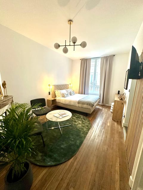 Bed, TV and multimedia, Living room, Photo of the whole room, Seating area, Bedroom