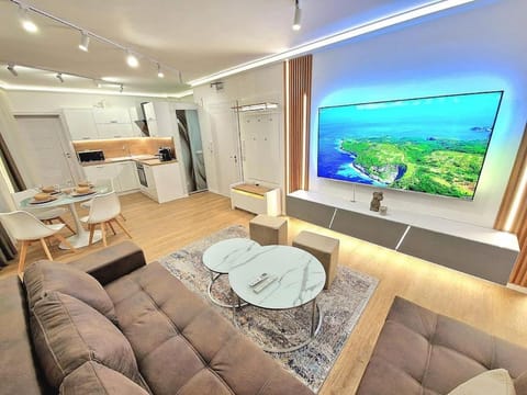 Communal lounge/ TV room, TV and multimedia, Kitchen or kitchenette, Living room, Seating area, Dining area, Evening entertainment
