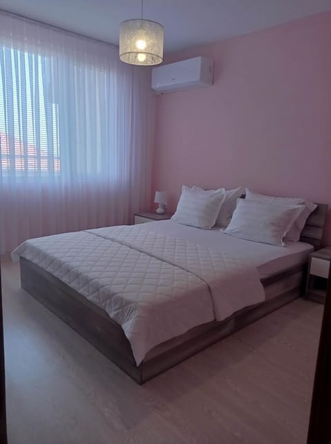 Photo of the whole room, Bedroom, air conditioner