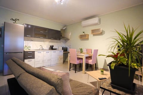 Kitchen or kitchenette, Living room, Seating area, Dining area, pet friendly, air conditioner