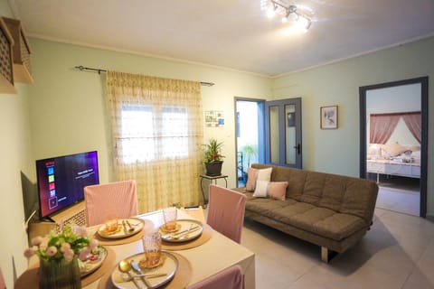 Communal lounge/ TV room, Bed, TV and multimedia, Living room, Food and drinks, Photo of the whole room, Seating area, Dining area, Evening entertainment
