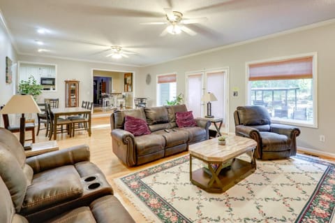 12 Mi to UGA Campus Spacious Group Getaway! House in South Carolina