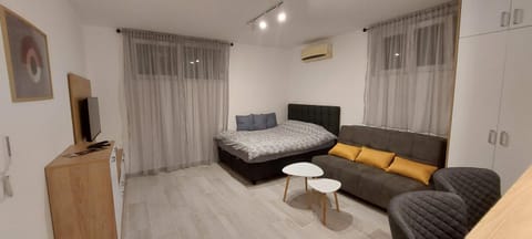 Bed, TV and multimedia, Photo of the whole room, Seating area, Bedroom, air conditioner