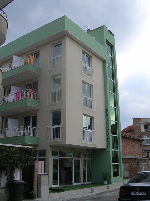 Facade/entrance