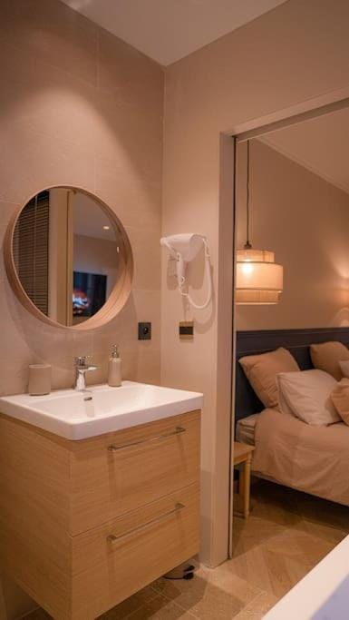 Bathroom, towels