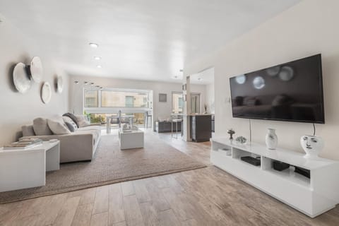 Beachfront Oasis - 30-Night Minimum Apartment in La Jolla