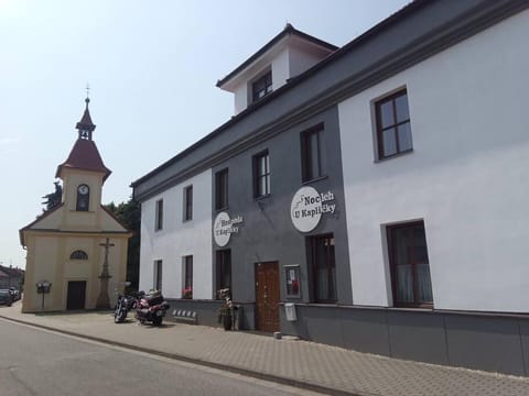 Property building, Restaurant/places to eat, Landmark view, Street view, Location