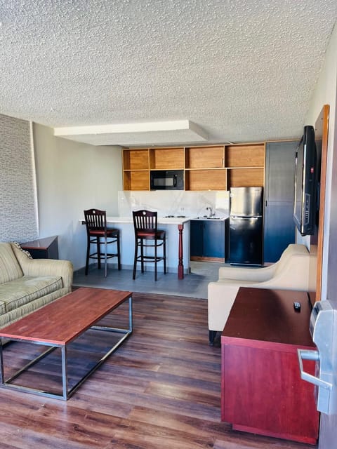 Kitchen or kitchenette, Living room, Dining area, minibar, oven