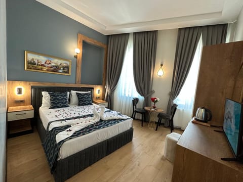 Bed, TV and multimedia, City view, Sea view