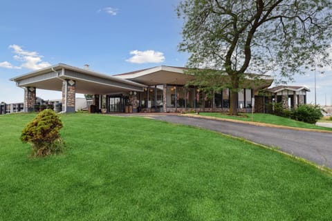 Miami Suites Hotel in Toledo