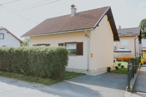 Property building, Day, Neighbourhood