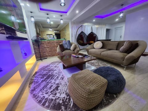 Property building, Communal lounge/ TV room, TV and multimedia, Living room, Lounge or bar, Seating area, Evening entertainment, fireplace