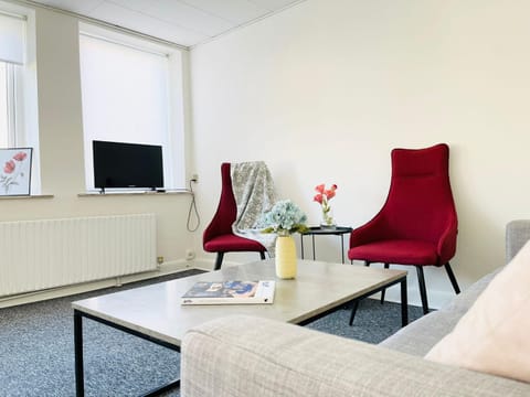 Communal lounge/ TV room, TV and multimedia, Living room, Seating area, Evening entertainment