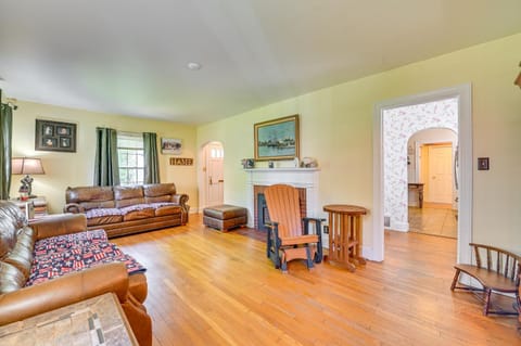 Pet-Friendly Gloversville Cottage Near Golf Course House in Capital District, NY, USA