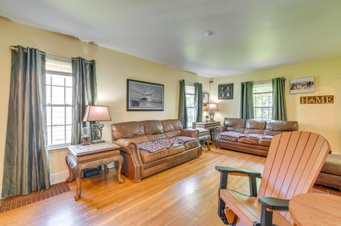 Pet-Friendly Gloversville Cottage Near Golf Course House in Capital District, NY, USA