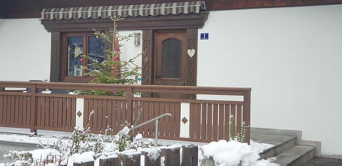 Property building, Facade/entrance, Day, Winter, Balcony/Terrace