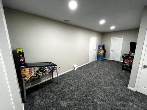 KunTree Retreat by Beyond Expectations w Hot Tub House in Sevier County