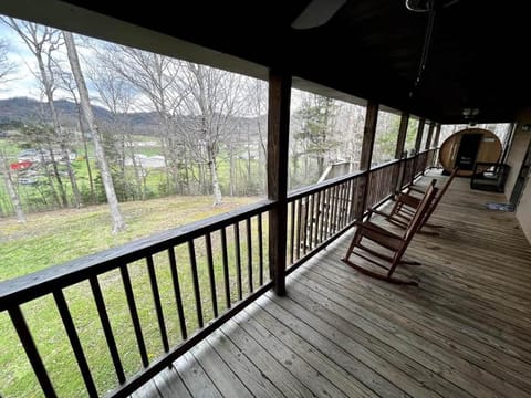 KunTree Retreat by Beyond Expectations w Hot Tub House in Sevier County