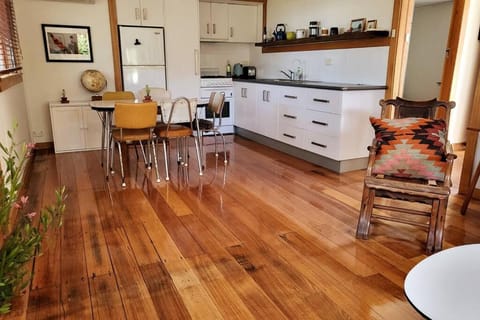 The Dunes - King Studio - 50m from Scamander Beach Apartment in Scamander