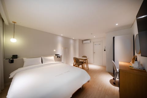 Bed, TV and multimedia, Seating area, Bedroom