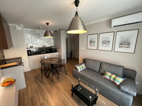 Kitchen or kitchenette, Living room, Seating area, Dining area, minibar