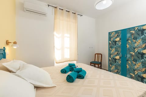 Bed, Bedroom, towels, air conditioner