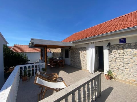 Property building, Day, Balcony/Terrace