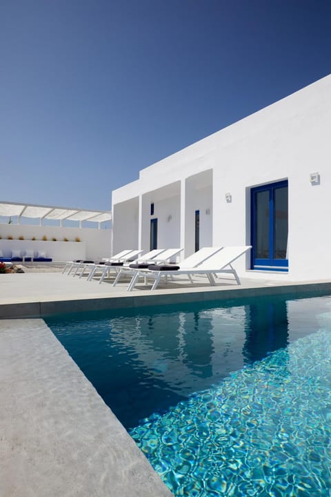 Property building, Day, Pool view, Swimming pool, sunbed