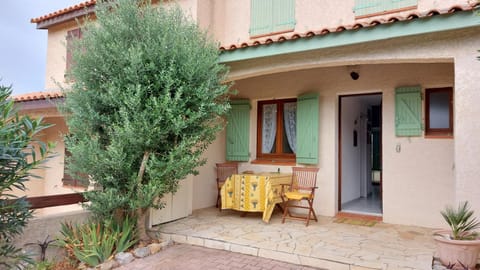 Property building, Balcony/Terrace, Dining area