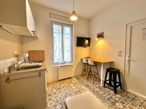 Kitchen or kitchenette, Dining area, stove