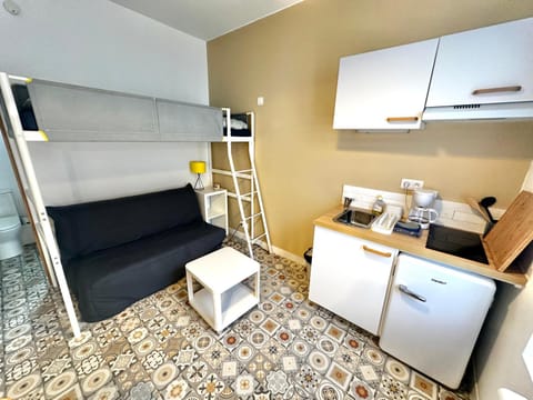 Bed, Coffee/tea facilities, Kitchen or kitchenette, Living room, stove