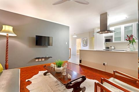 TV and multimedia, Kitchen or kitchenette, Living room, Seating area