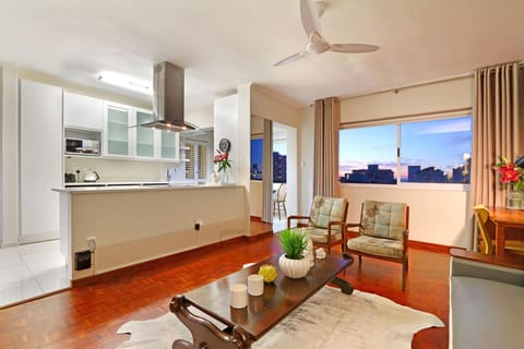 Kitchen or kitchenette, Living room, Seating area, Dining area