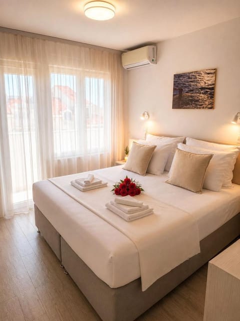 Bed, Photo of the whole room, Bedroom, towels