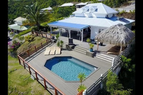 Property building, Day, Swimming pool, sunbed