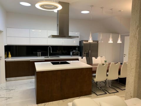 Kitchen or kitchenette, Dining area, minibar, stove