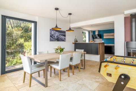 Kitchen or kitchenette, Living room, Seating area, Dining area