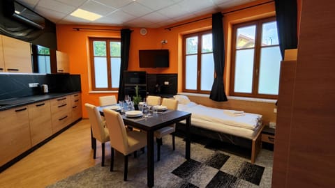 Kitchen or kitchenette, Dining area