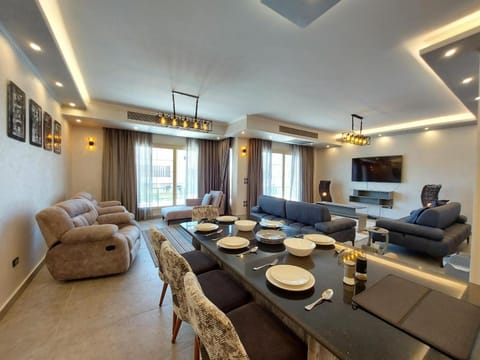 TV and multimedia, Living room, Seating area, Dining area