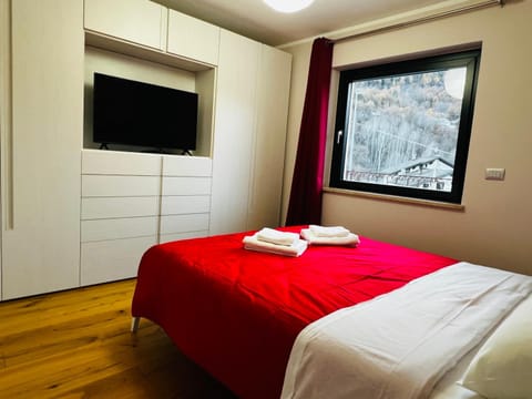 Bed, TV and multimedia, Bedroom