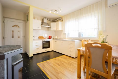 Kitchen or kitchenette, Dining area, pet friendly, stove