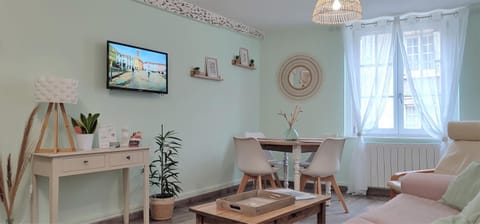 TV and multimedia, Living room, Decorative detail, Seating area, City view, Street view