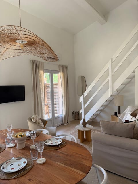 TV and multimedia, Living room, Seating area, Dining area