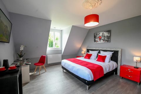 Bed, Photo of the whole room, Seating area, Swimming pool