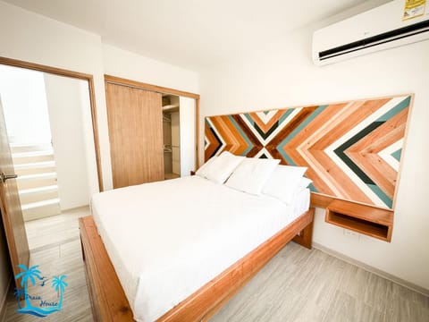 Bed, Photo of the whole room, Bedroom, wardrobe, air conditioner