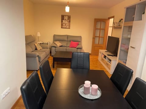 Communal lounge/ TV room, TV and multimedia, Living room, Dining area