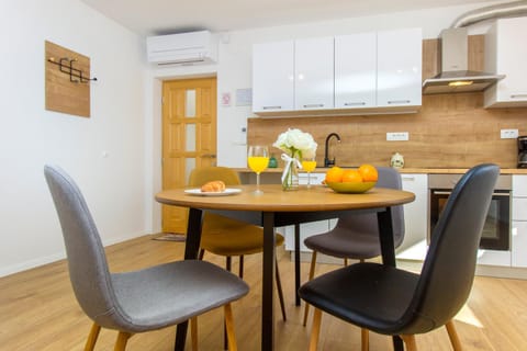 Kitchen or kitchenette, Living room, Food and drinks, Seating area, Dining area, minibar, pet friendly, stove